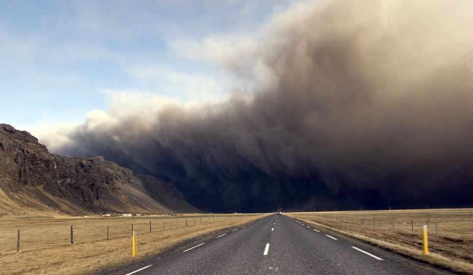 A severe dust storm changes road conditions on a highway / John Read